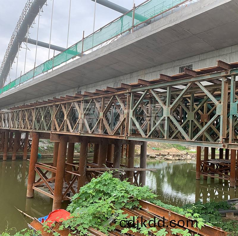 南(nan)京瑞雪路(lu)跨(kua)上(shang)壩河(he)大橋(qiao)上(shang)部結構(gou)現(xian)澆(jiao)樑鋼支(zhi)撐