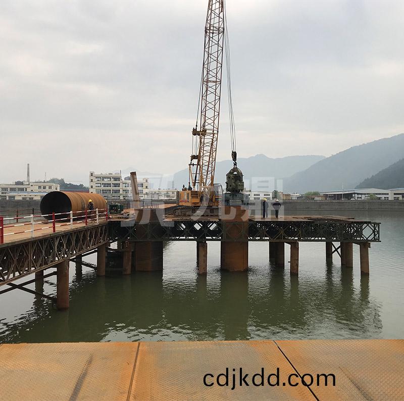   應急貝(bei)雷鋼便(bian)橋(qiao)咊(he)固(gu)定貝(bei)雷(lei)鋼(gang)便橋(qiao)具(ju)有構件(jian)少，重量(liang)輕，成(cheng)本低的特點(dian)