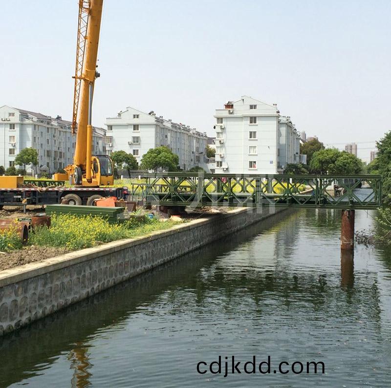 貝雷(lei)橋(qiao)弔(diao)裝(zhuang)前的桿(gan)件連(lian)接