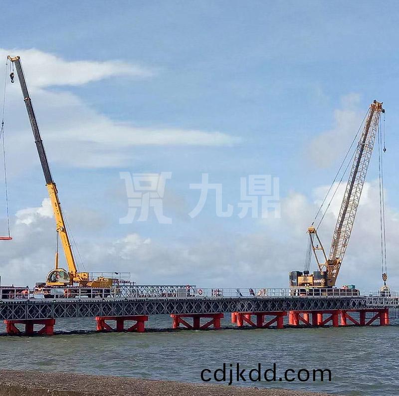 貝(bei)雷(lei)橋安裝后進行調(diao)直校整