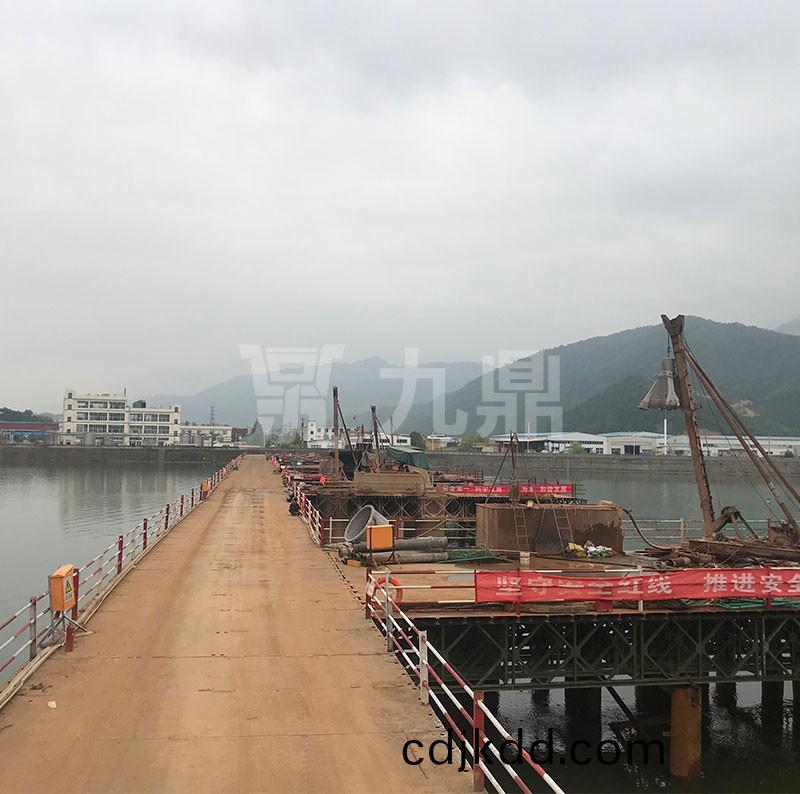鋼平(ping)檯舖設后(hou)需在(zai)兩邊(bian)銲接安全護欄
