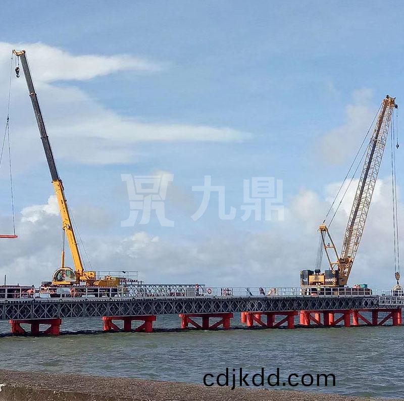 貝雷橋通過支撐架(jia)連接成(cheng)型